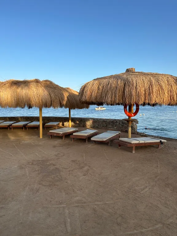 Апартаменты с личным пляжем и бассейном