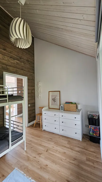 Дом на скале в окружении леса