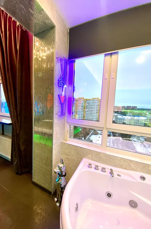 Панорамная квартира с джакузи и камином