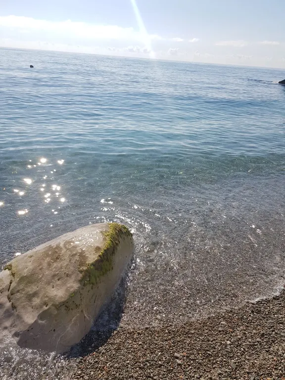 Студия с видом на море диваном и балконом