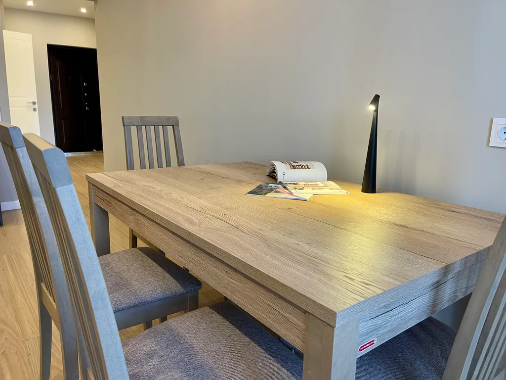 Новая квартира с кроватью возле панорамного окна, высокий этаж