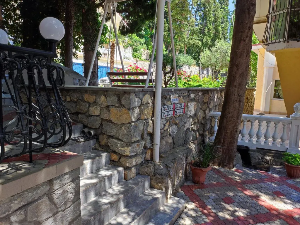 Номер у Воронцовского парка рядом с морем и с собственным двором