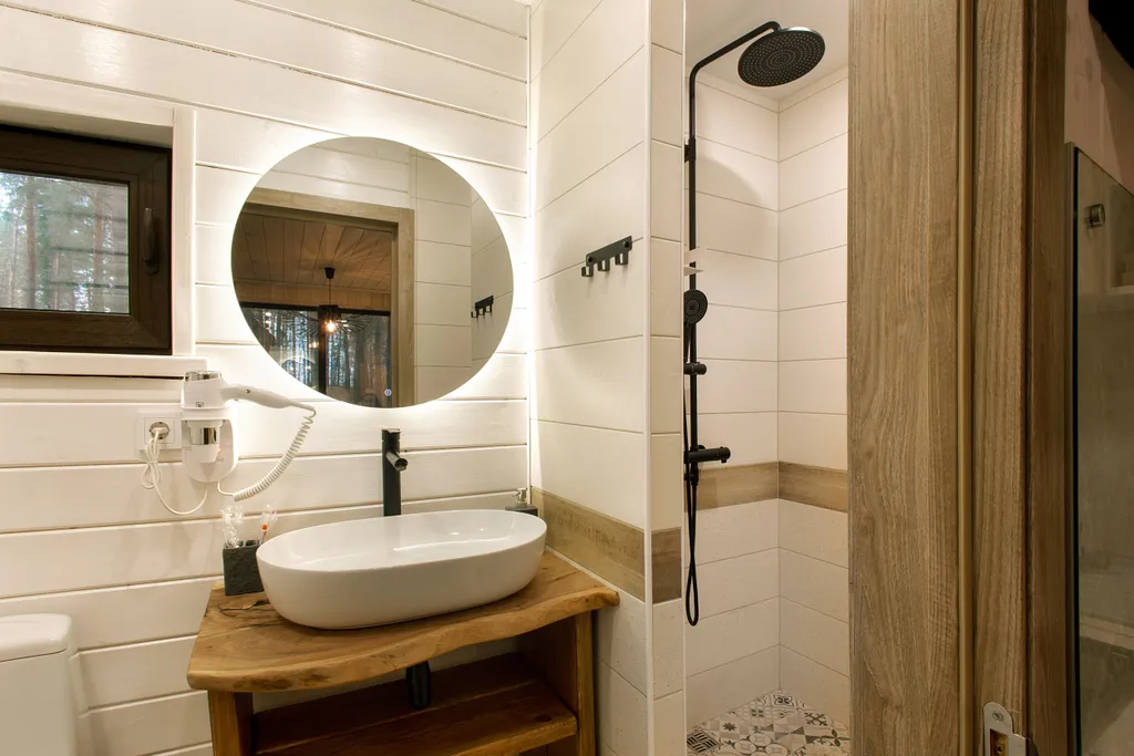 Панорамный домик в сосновом лесу на берегу Горьковского моря