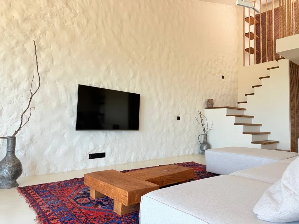 Просторная студия в стиле минимализма с панорамным видом на Махачкалу