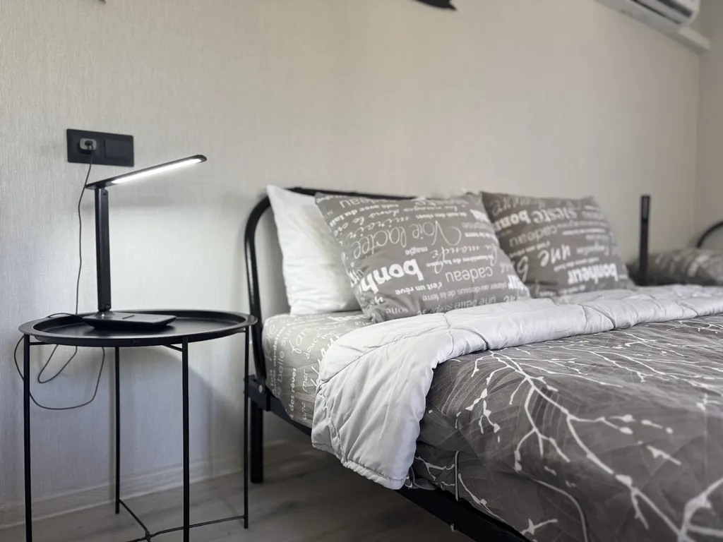 Смарт-студия в монохромных тонах