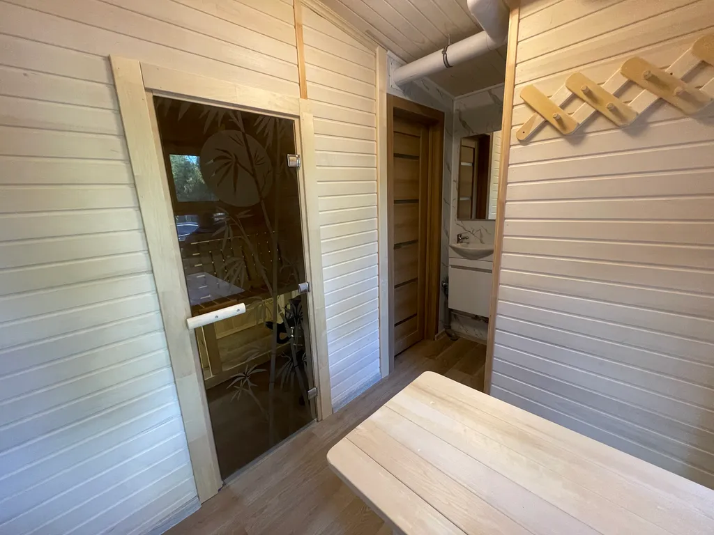 Уютный домик в тихом месте рядом с водой