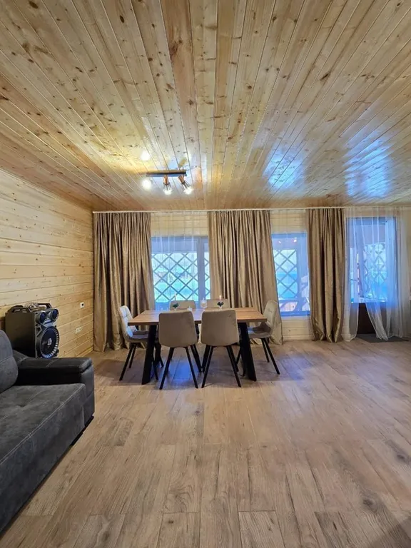 Домик возле озера