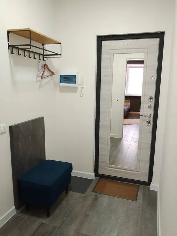 Современная студия с дизайнерским ремонтом