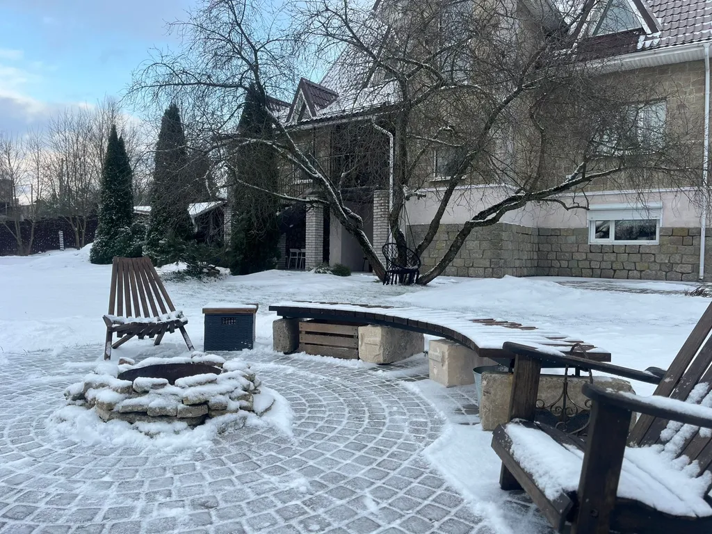 Коттедж на берегу Невы с lounge в гараже