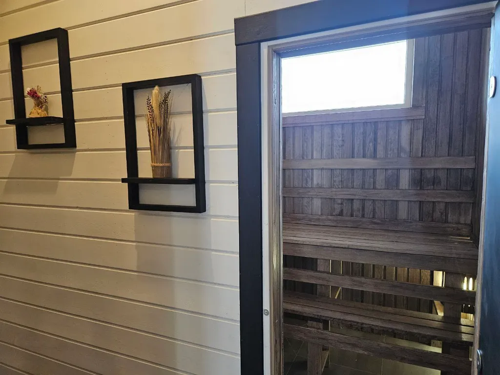 Дом с большой террасой, панорамными окнами, банным чаном и сауной