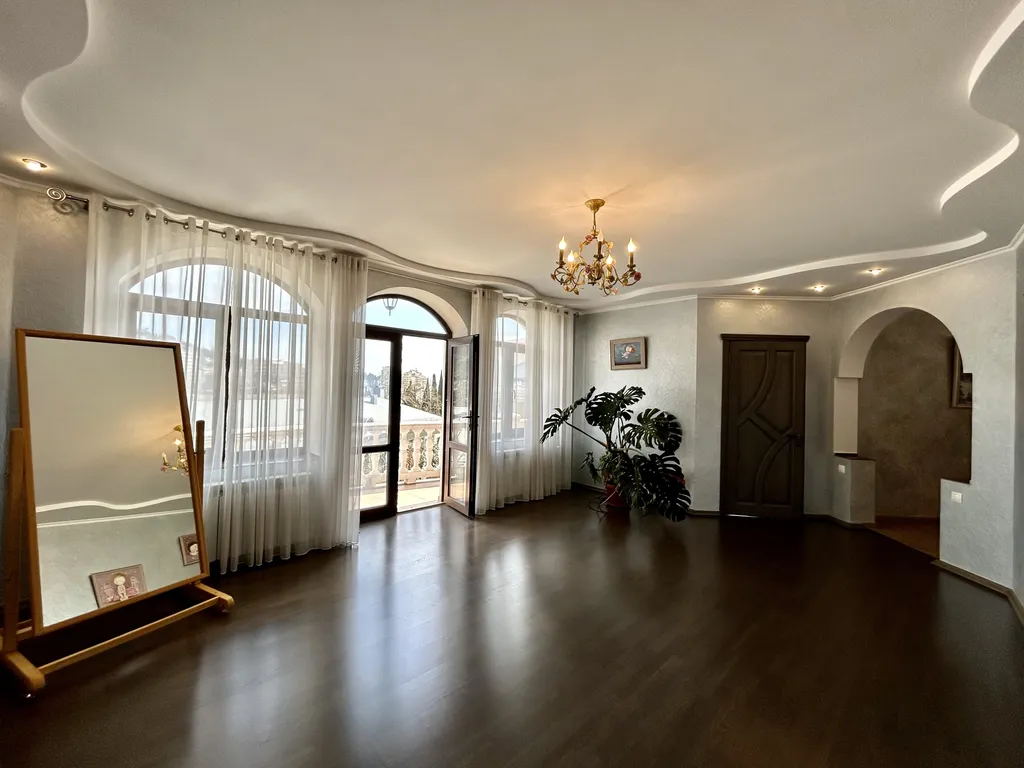 Вилла с бассейном и сауной в центре Ялты