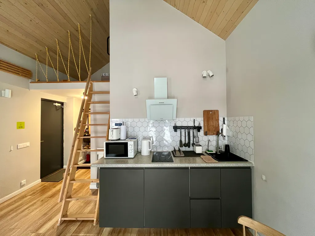 Зеленый домик в поле