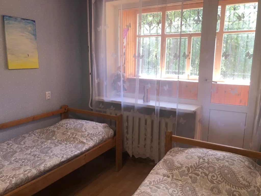 Уютная комната в 4х комнатной квартире с балконом рядом парком отдыха