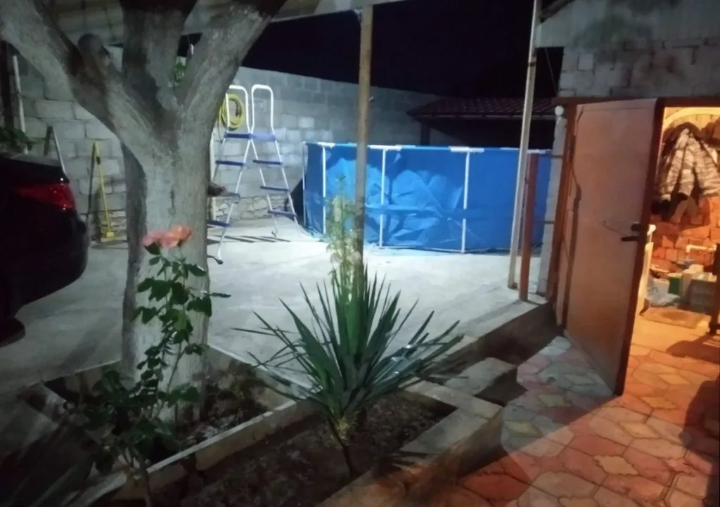 Двухэтажная дача с бассейном