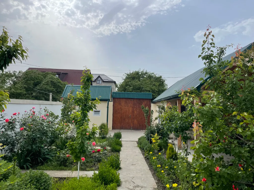 Коттедж Уютный дом у мopя с садом перед домом — Махачкала