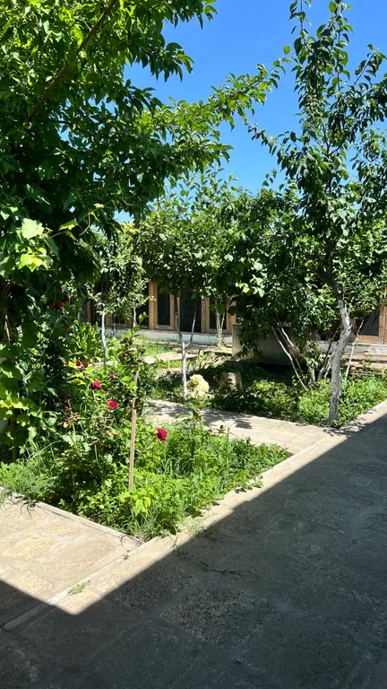 Домик чуть дальше набережной