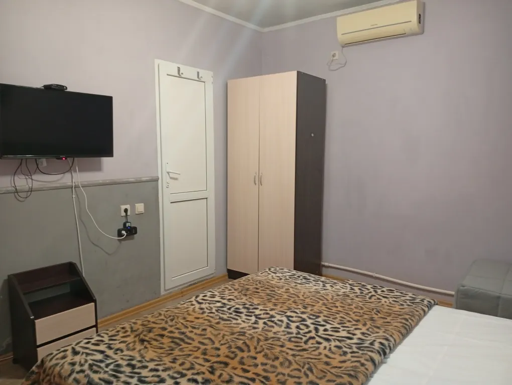 с одной двуспальной или 2 односпальными кроватями и доп спальным мест