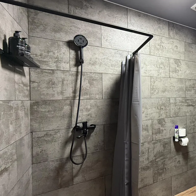 Оригинальная студия с камином в стиле лофт