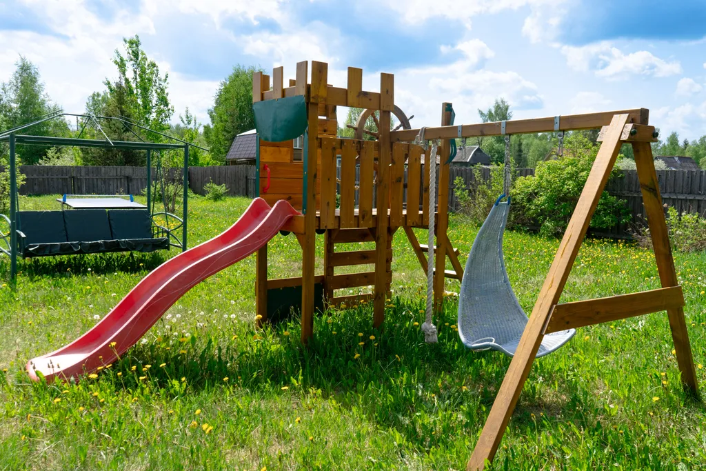 Дом с детской площадкой и видом на озеро