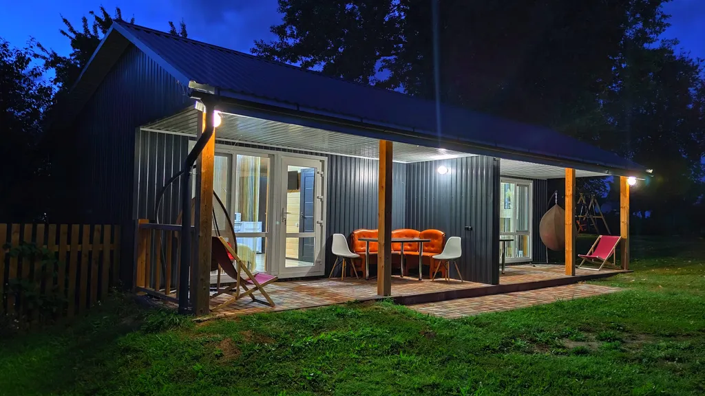 Коричневый домик-студия делюкс с террасой, кондиционером, лужайкой