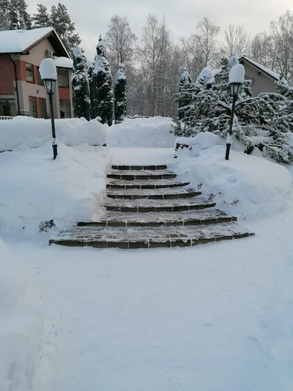 Загородный дом со своим садом