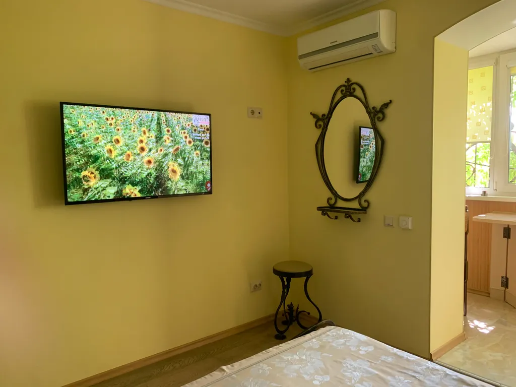 Двухместная комната с видом на горы и сквер