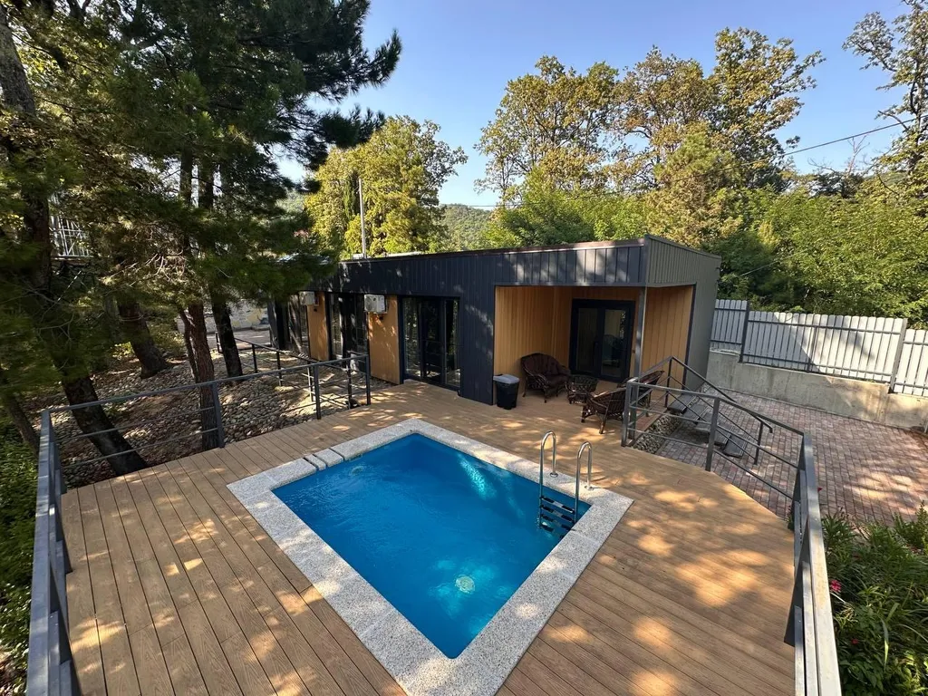 Домик с бассейном