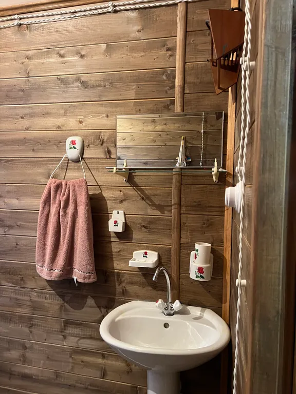 Дом в горах у реки