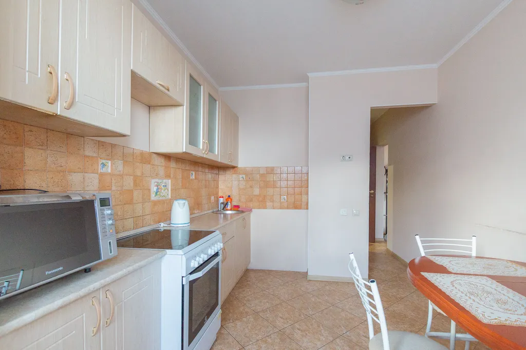 Истомáн 2+2 с видом на город