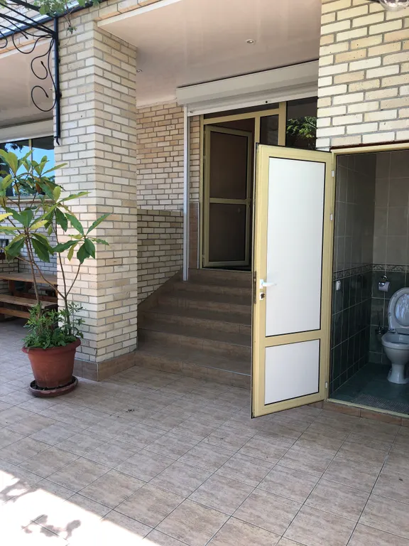 Дом на берегу моря в Ялте со своим двориком