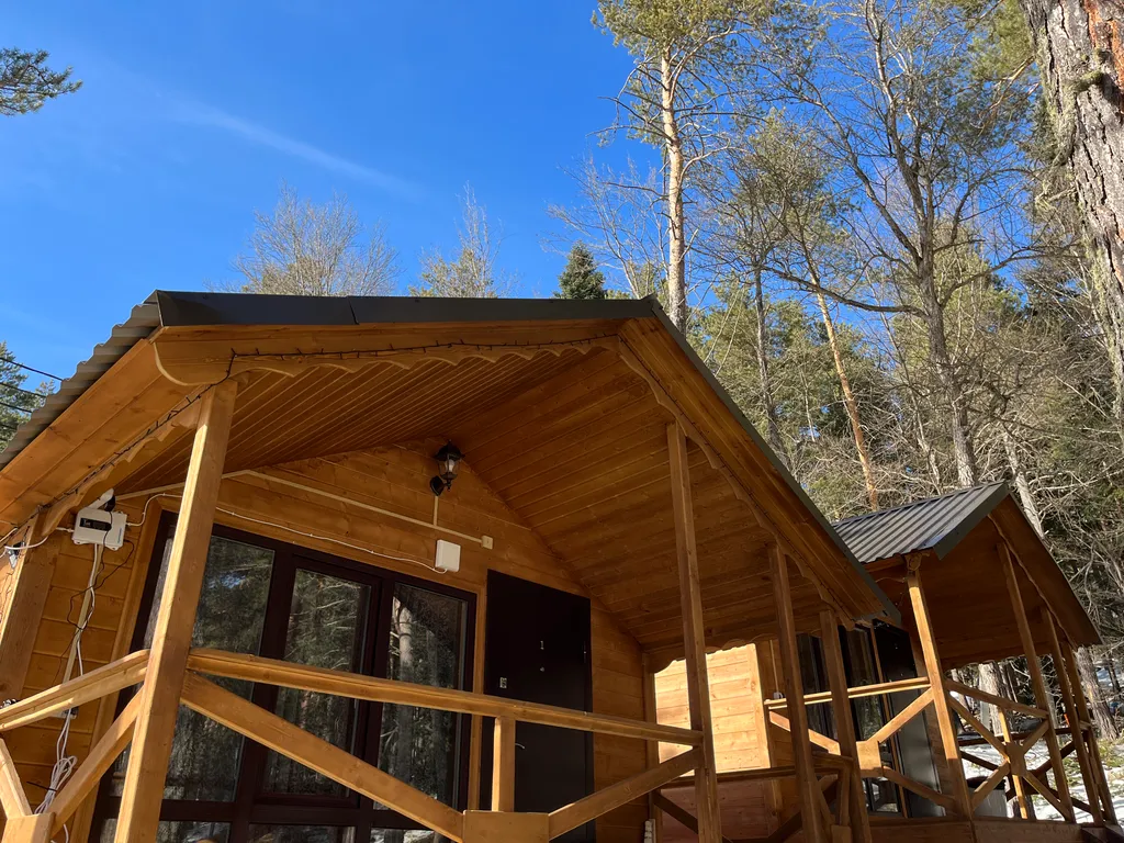 Уютный домик в окружении гор