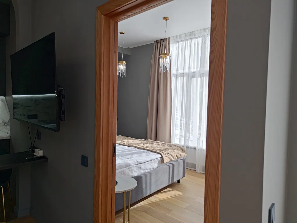 Дизайнерский апартамент с балконом в окружении леса