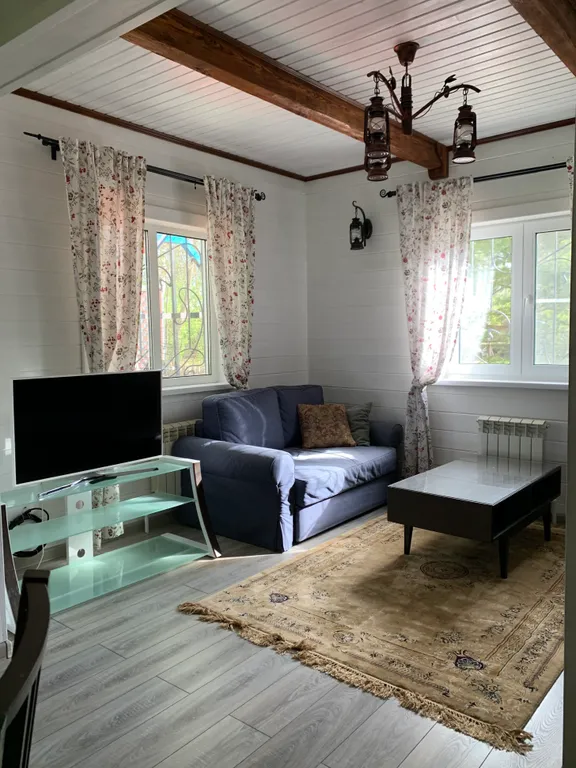 Дом у пруда