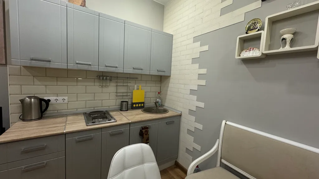 Белая студия в новом доме на центральной улице