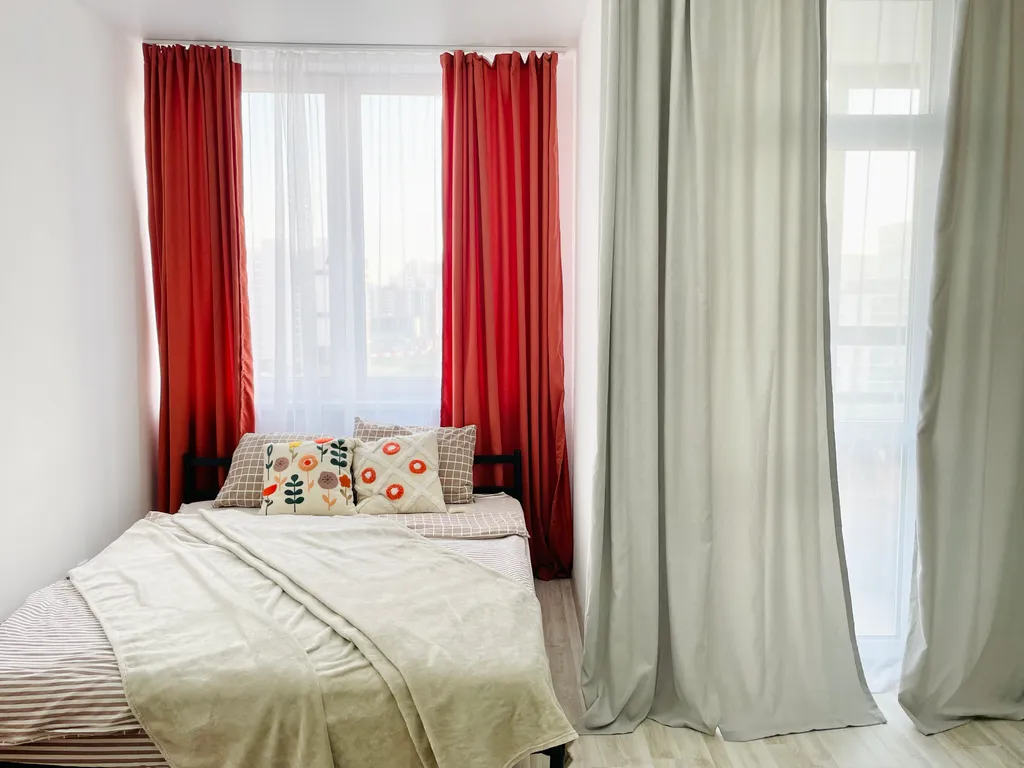 Просторная студия с лоджией и видом на город