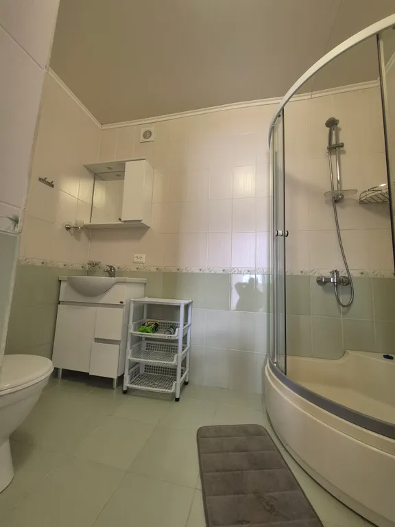 Часть дома с верандой и видом на море, горы и храм