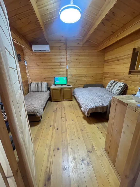 Небольшой уютный деревянный домик в живописном месте