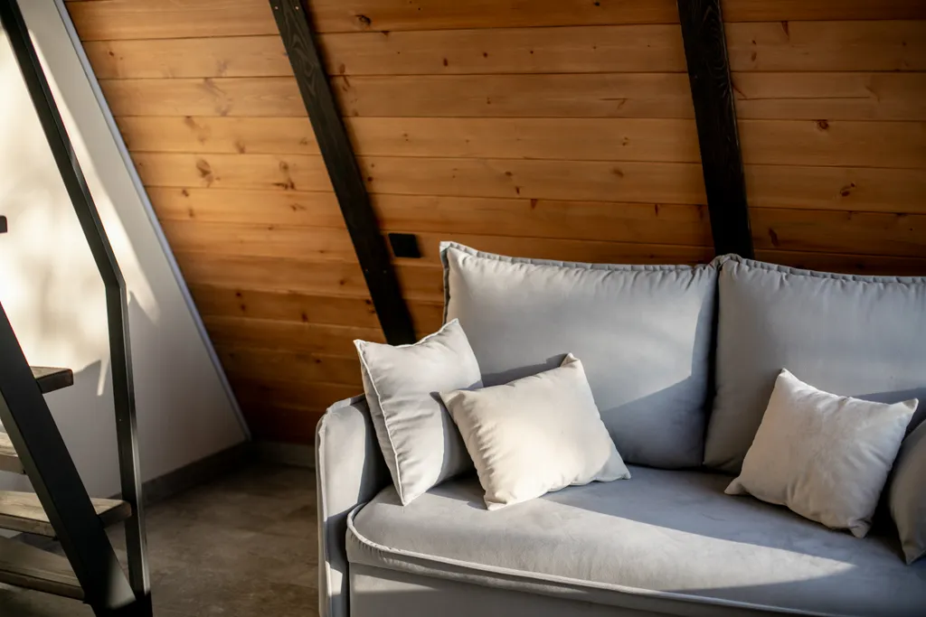 Уютный домик Красный A-Frame с террасой