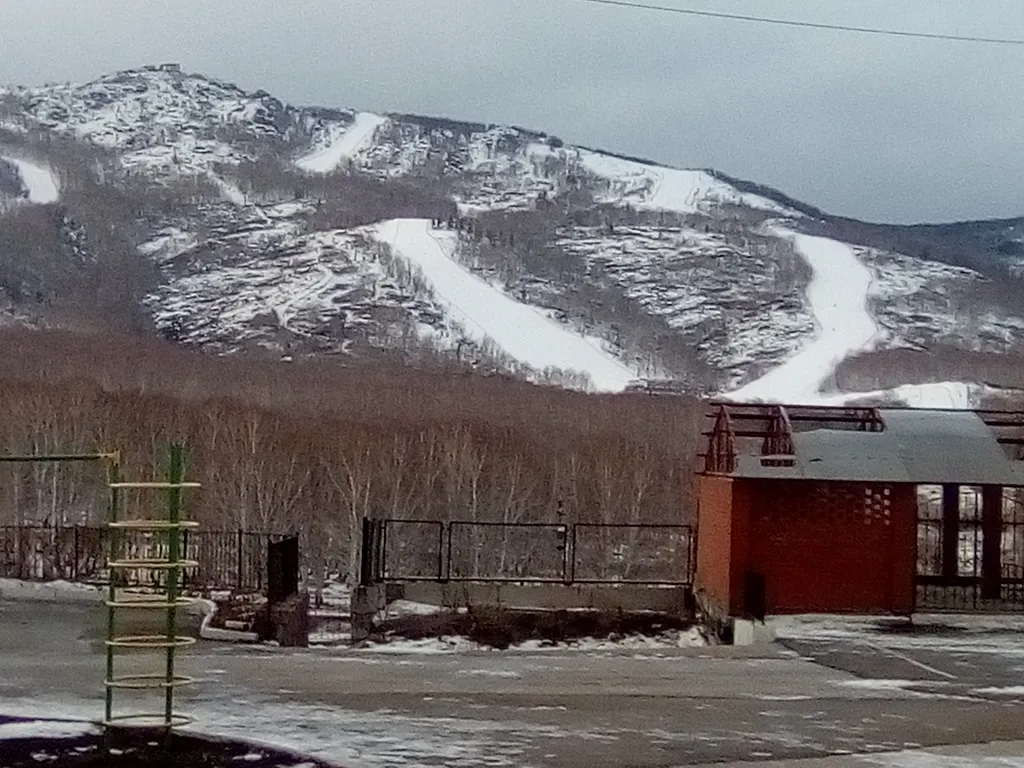 Белая студия с видом на горы