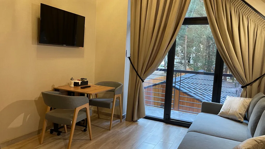 Комфортные номера с витражными окнами и балконом