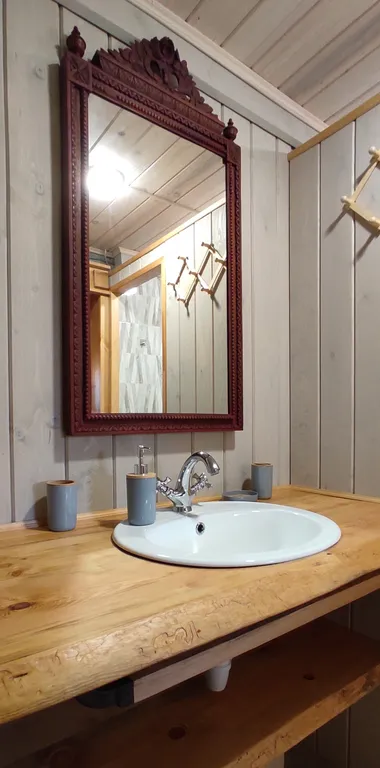 Комфортный дом на лесном участке у озера, рядом с городом