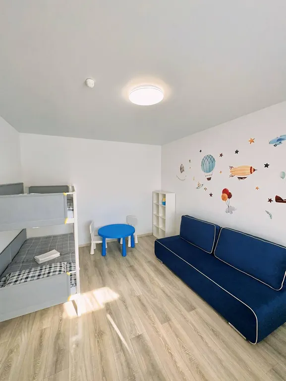 Уютная квартира напротив бассейна со своими лежаками, 7 спальных мест