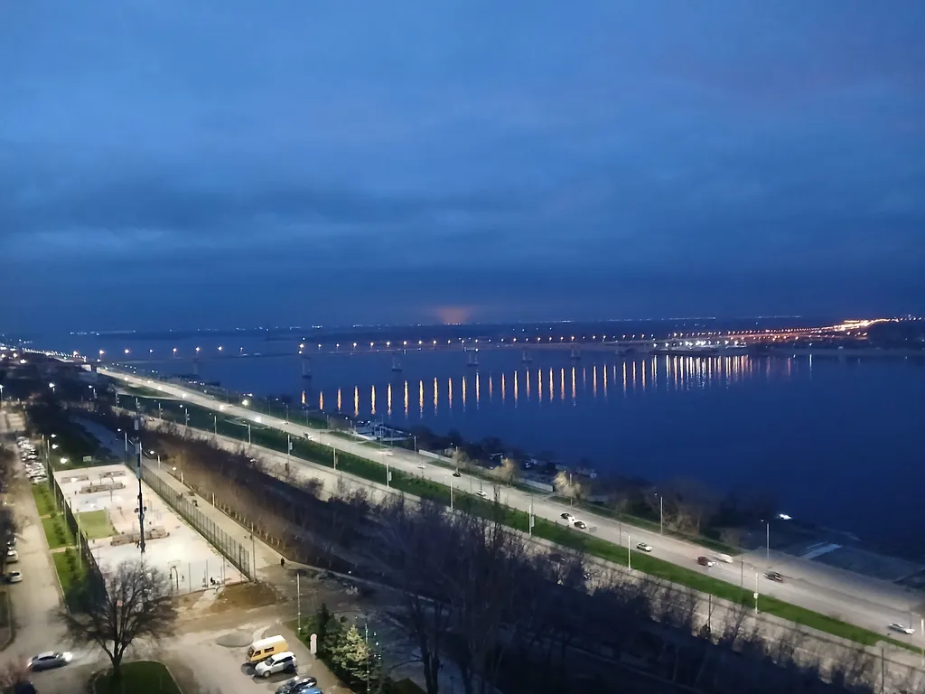 Жизнь с видом реку: огромная лоджия с панорамным остеклением в пол!