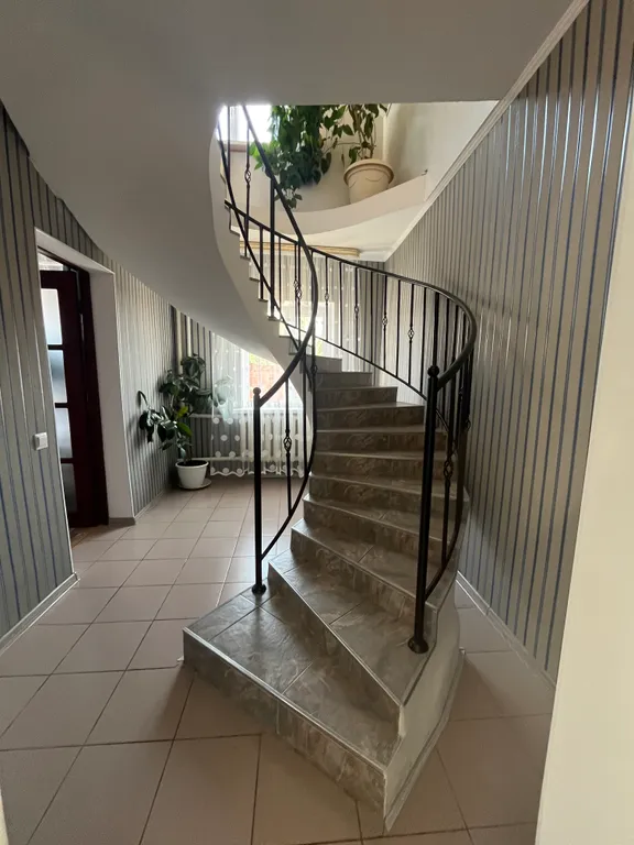 Двухэтажный дом с бассейном