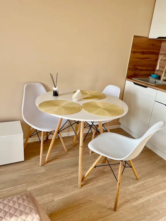 Хороший вид, парк и метро в шаговой доступности.