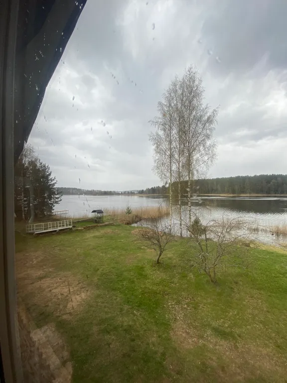 Дом на береговой линии озера селигер