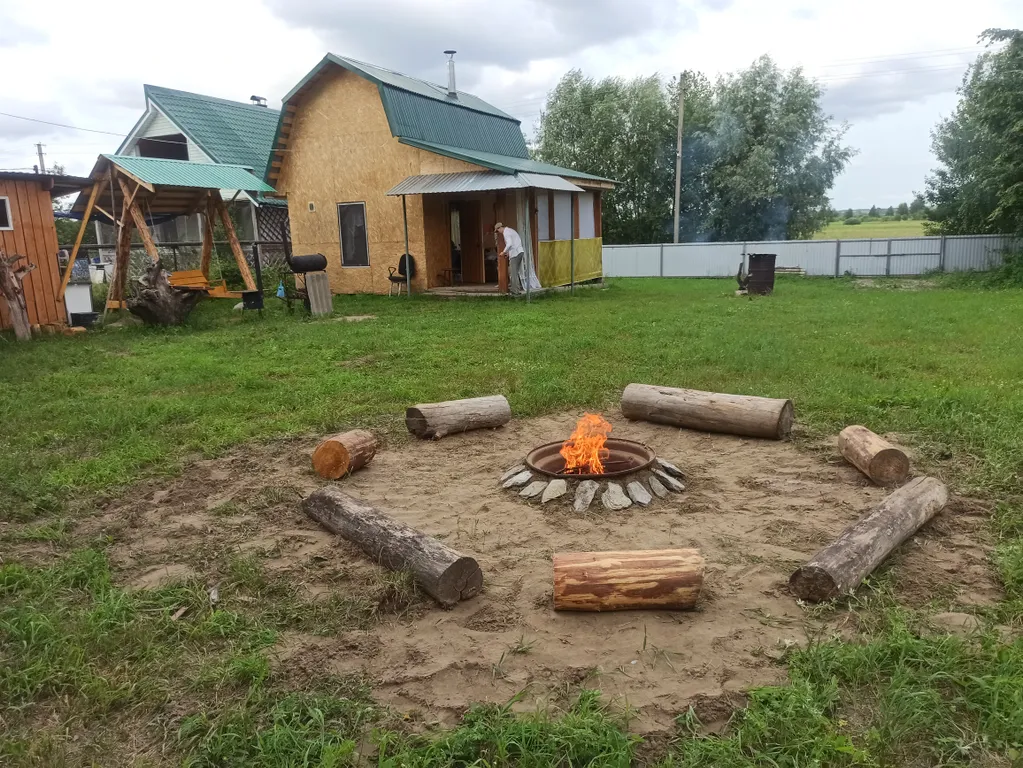 Уютный домик рядом с озером в природном тихом месте