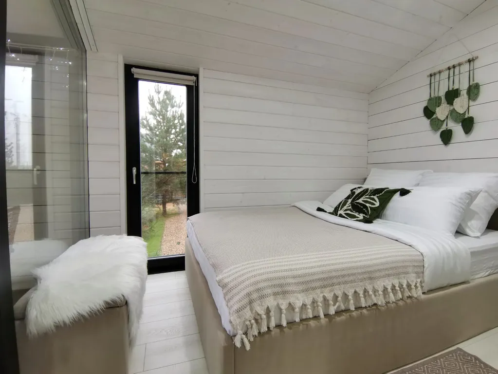 Панорамный дом в окружении леса на берегу водохранилища