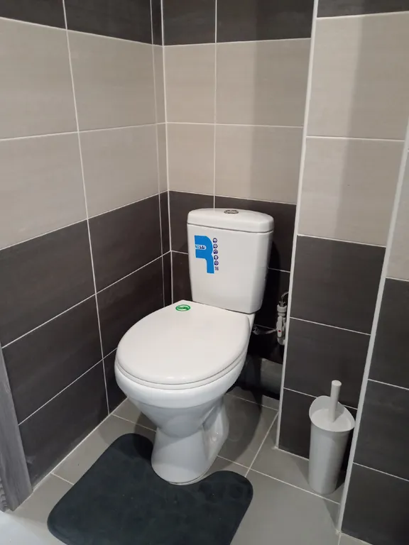 Уютная квартира с панорамными окнами и видом на озеро