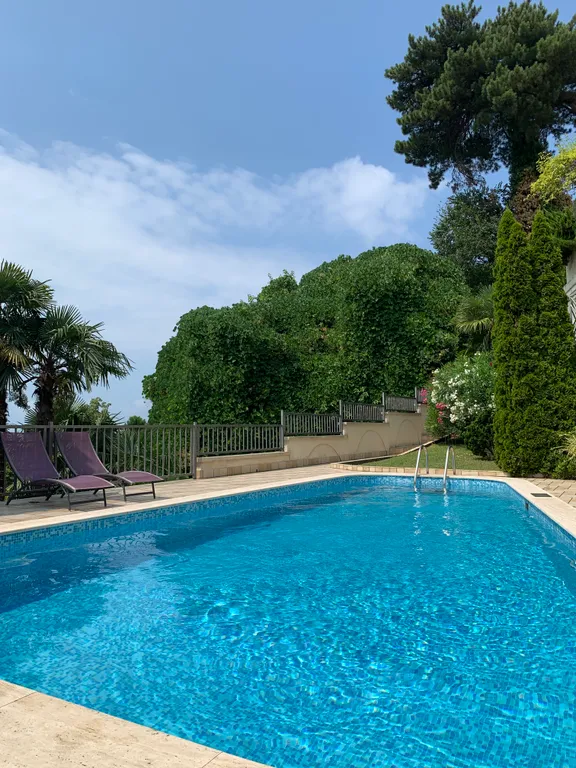 Бассейн. Восхитительный вид на море